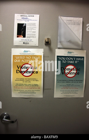 Häusliche Gewalt Warnzeichen in Englisch und Spanisch auf eine Damen-Zimmertür in einer medizinischen Klinik veröffentlicht. Stockfoto