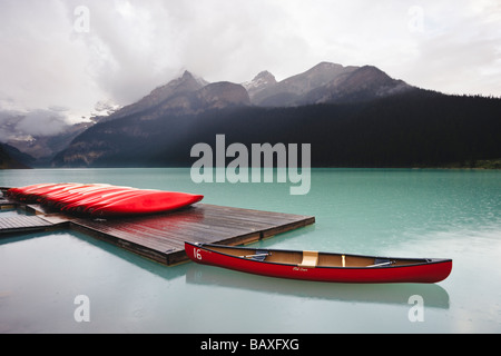 Kanus im Regen am Lake Louise, Banff National Park. Stockfoto