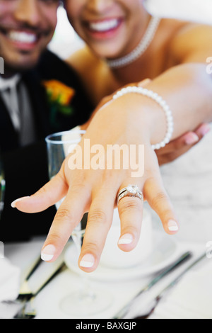 Multi-ethnische Braut und Bräutigam mit ring Stockfoto