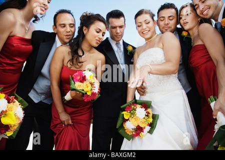 Niedrigen Winkel Ansicht des multi-ethnischen Hochzeitsgesellschaft Stockfoto