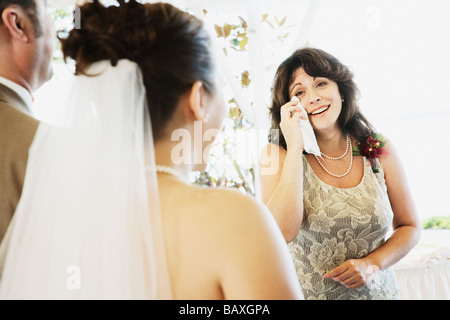 Weinende Frau beobachten Braut Spaziergang Traualtar Stockfoto