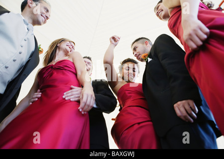 Niedrigen Winkel Ansicht des multi-ethnischen Hochzeitsgesellschaft Stockfoto