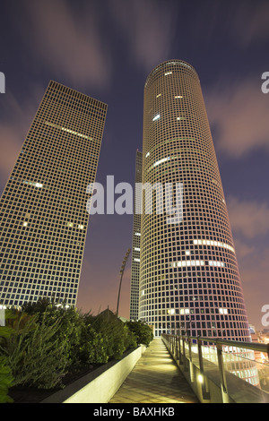 Runde quadratische und dreieckige Wolkenkratzer im Geschäft Teil Tel Aviv am Sonnenuntergang Stockfoto