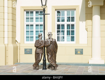 Statue von Stan Laurel und Oliver Hardy, außerhalb Krönungssaal, Ulverston, Cumbria, England UK Stockfoto