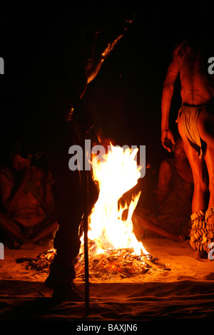 Kalahari Bushmen einen traditionellen Tanz, Botswana Stockfoto