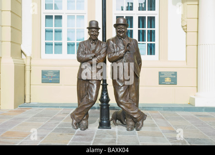 Statue von Stan Laurel und Oliver Hardy, außerhalb Krönungssaal, Ulverston, Cumbria, England UK Stockfoto