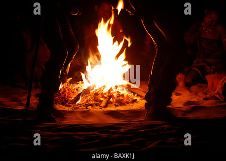 Kalahari Bushmen einen traditionellen Tanz, Botswana Stockfoto