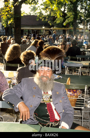 Bayerischen in traditioneller Tracht in einem Biergarten, Bayern, Deutschland Stockfoto