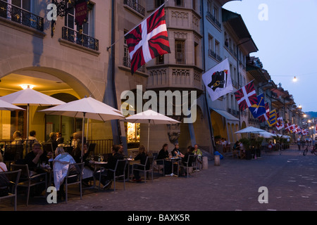 Menschen sitzen vor einer Cafébar im Muenstergasse, alte Stadt von Bern, Bern, Schweiz