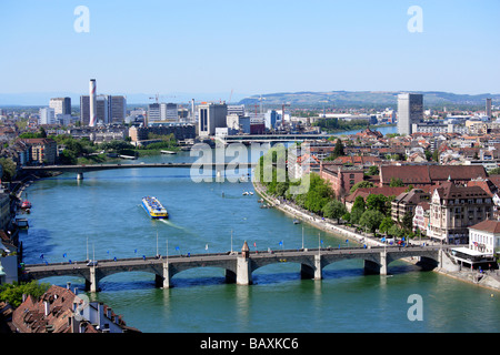 Ansicht der Stadt Basel und der Rhein mit Novartis Industriekomplex im Hintergrund, Basel, Schweiz Stockfoto