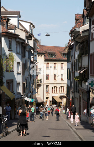 Geschäfte in einer Gasse am Spalenberg, Basel, Schweiz Stockfoto