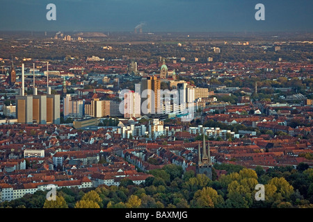 Luftaufnahme des Linden-Viertel mit Kraftwerk und high-Rise Wohnungen der Ihme Zentrum, Hannover, Niedersachsen, nördlichen Germa Stockfoto