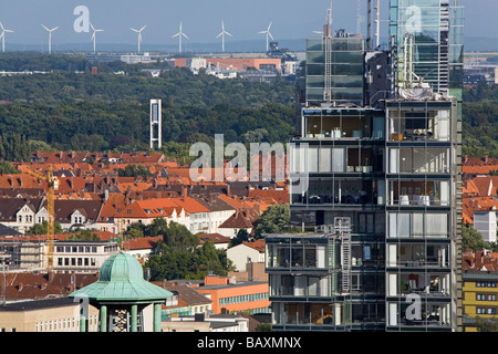 Hannover-Stadtzentrum, mit Blick auf die Nord LB Nord Deutsche Bank über die Dächer, die grüne Stadt Gürtel und Windkraftanlagen Stockfoto