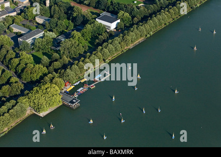 Luftaufnahme des Machsee See in Hannover Pier 51 Restaurant und Segelboote, Allee von Bäumen, Hannover, Niedersachsen, Nord G Stockfoto