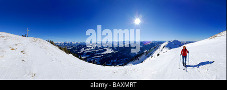 Panorama der Allgäuer Palette mit jungen Frau aufsteigender Sedererstuiben, Nagelfluhkette, Allgäu Palette, Allgäu, Schwaben, Bayern, Stockfoto