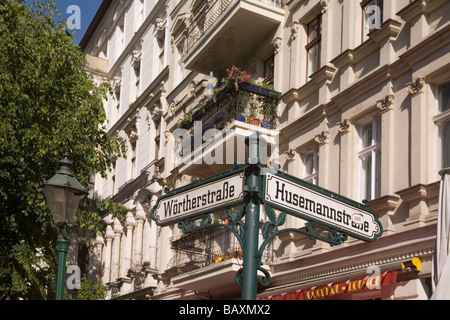 Berlin Prenzlauer Berg Immobilien Fassade von Altbauten Straße unterzeichnen Husemannstraße, Kollwitz Platz Stockfoto