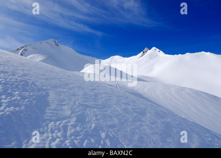 Winderosion im Schnee unter Guentlespitze, Kleinwalsertal, Allgäu reichen, Allgäu, Vorarlberg, Österreich Stockfoto