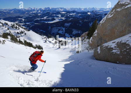 junge Frau Pudern Guendleskopf mit Blick auf die wichtigsten Allgäu, Nagelfluhkette, Allgäu Reichweite, Allgäu, Schwaben, Bayern, Deutschland Stockfoto