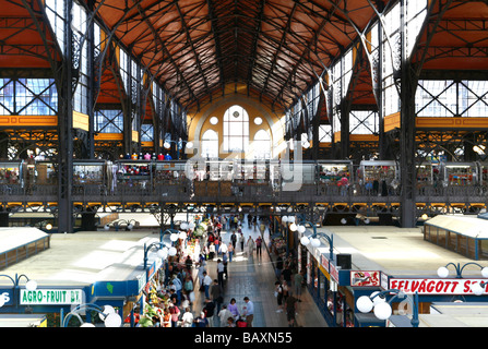 In der großen Markthalle, Nagyvásárosarnok, Budapest, Ungarn Stockfoto