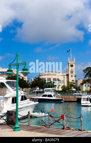 Blick über den Yachthafen, Parlamentsgebäude, Bridgetown, Barbados, Caribbean Stockfoto