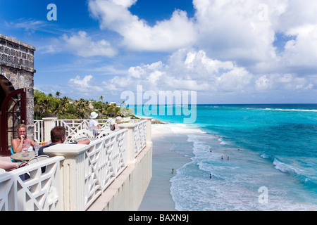 Gäste sitzen auf der Terrasse des Restaurants der Kran Hotel, Barbados, Caribbean Stockfoto