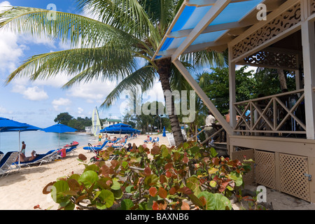 Menschen entspannen am Strand, Mullins Bay, Barbados, Barbados, Karibik Stockfoto