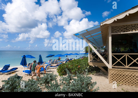 Menschen entspannen am Strand, Mullins Bay, Barbados, Barbados, Karibik Stockfoto