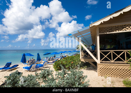 Menschen entspannen am Strand, Mullins Bay, Barbados, Barbados, Karibik Stockfoto