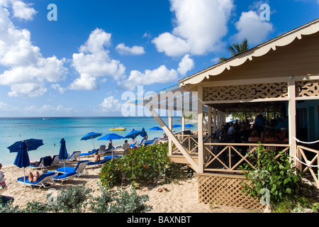 Menschen entspannen am Strand, Mullins Bay, Barbados, Barbados, Karibik Stockfoto