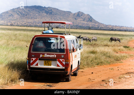 Safaribus auf dem Weg in Tsavo East National Park, Küste, Kenia Stockfoto