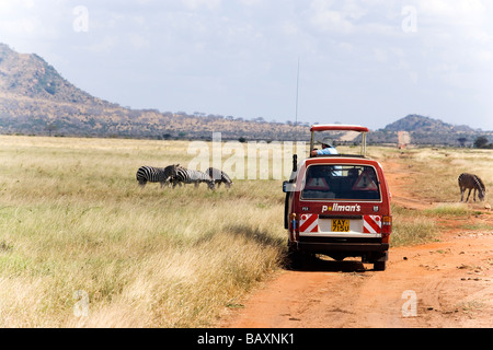 Safaribus auf dem Weg in Tsavo East National Park, Küste, Kenia Stockfoto