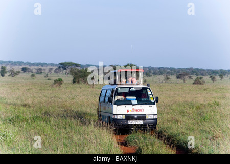 Safaribus auf dem Weg in die Taita Hills Game Reserve, Küste, Kenia Stockfoto