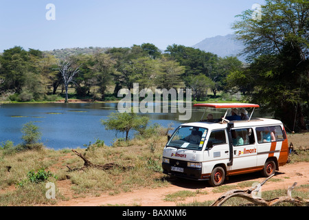 Safaribus auf dem Weg in die Taita Hills Game Reserve, Küste, Kenia Stockfoto