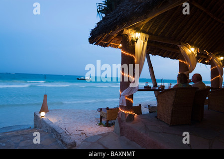 Paar sitzt in einer Strandbar, The Sands, bei Nomad, Diani Beach, Kenia Stockfoto