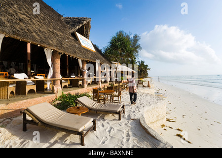 Strandrestaurant mit Sonnenliegen am Strand, The Sands, bei Nomad, Diani Beach, Kenia Stockfoto