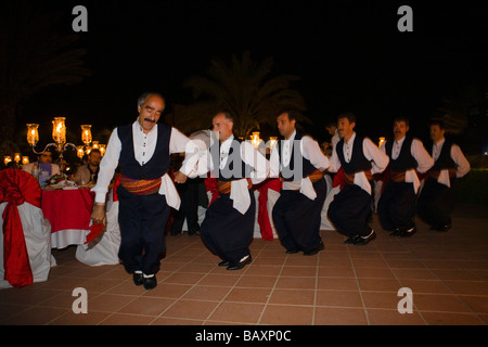 Eine kleine Gruppe von einheimischen Männer tanzen in Tracht, Folklore, Volkstanz, Salamis Bay Conti Resort Hotel, Salamis, Norden Stockfoto