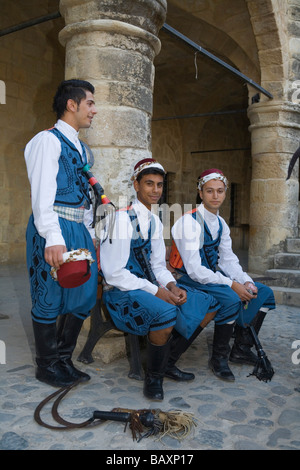 Drei Volkstänzer in Tracht, Büyük Han, The Great Inn, osmanische Karawanserei, Lefkosia, Nicosia, Nordzypern, Cypru Stockfoto