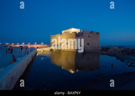 Paphos-Burg am Hafen von Paphos in der Nacht, Spiegelbild im Wasser, Paphos, Zypern Süd, Zypern Stockfoto