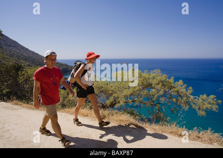 Ein junges Paar, Wandern entlang der Küste, Blick auf das Meer, Mittelmeer, Akamas Nature Park, Zypern Stockfoto