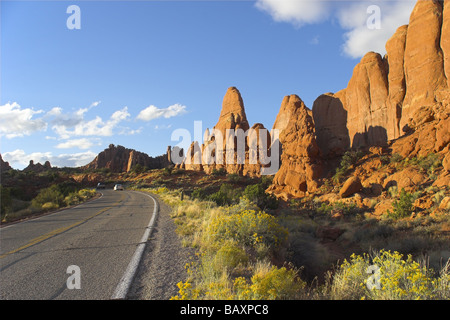 Straße unter den wunderlichen natürliche Steinformationen in den bekannten Park-Bögen in den USA Stockfoto