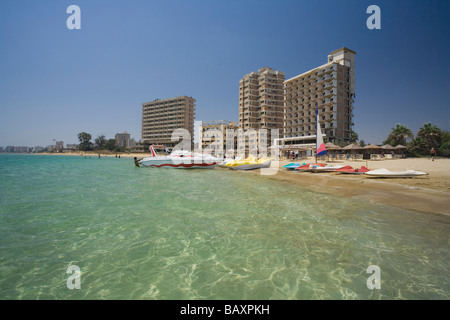 Varosha Strand mit Ruinen des verlassenen Hotels, Geisterstadt Famagusta, Ammochostos, Gazimagusa, Nord-Zypern, Zypern Stockfoto