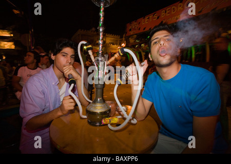 Zwei junge Männer, die Rauchen einer Wassers-Rohr, Nachtleben, Club, Bar, Agia Napa, Zypern Stockfoto