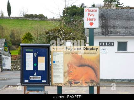 Fahrkartenautomat in Zahlen & anzeigen Parkplatz, Hawkshead Dorf Lake District National Park, Cumbria, England UK Stockfoto