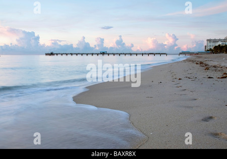 Licht des frühen Morgens am Strand - Lauderdale-by-the-Sea, Florida Stockfoto