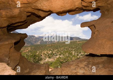 Pikes Peak betrachtet durch siamesische Zwillinge - Garten der Götter-Park - Colorado Springs, Colorado Stockfoto