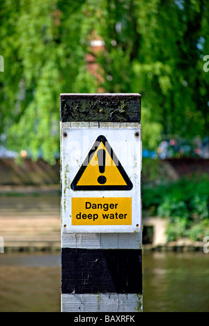 britische Tiefwasser-Warnschild mit Ausrufezeichen Stockfoto