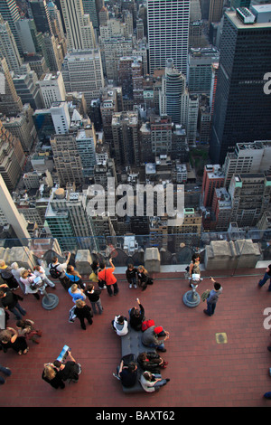 Touristen auf der Oberseite der Rock-Sternwarte, Rockefeller Center, New York New York City unten. Stockfoto