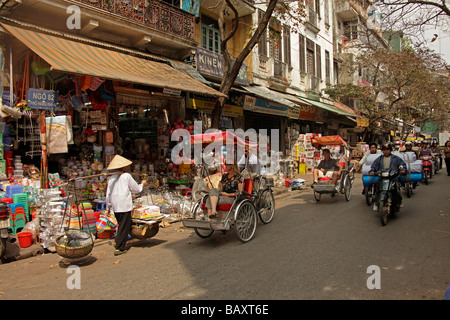 Touristen in Rikschas fahren durch die Altstadt in Hanoi Vietnam Asien Stockfoto