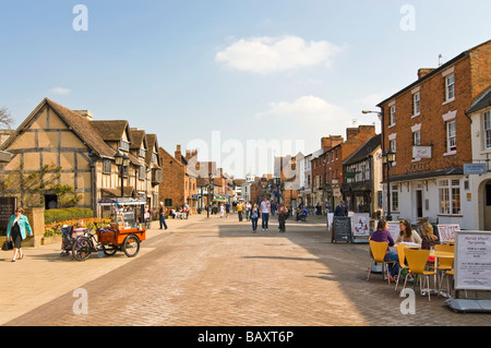 Horizontalen Weitwinkel von Shakespeares Geburtshaus und die umliegenden Altbauten an der Henley Street an einem sonnigen Tag Stockfoto