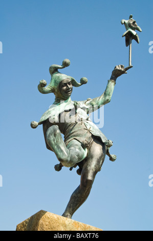 Vertikale Nahaufnahme von Jester-Statue an der Henley Street gegen ein strahlend blauer Himmel Stockfoto